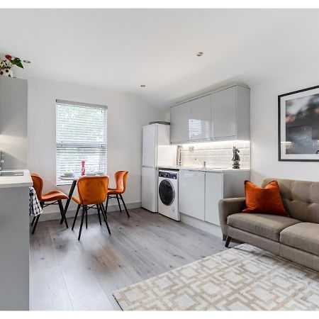 Cozy And Stylish 2 Bedroom Flat In Greater London Exterior foto