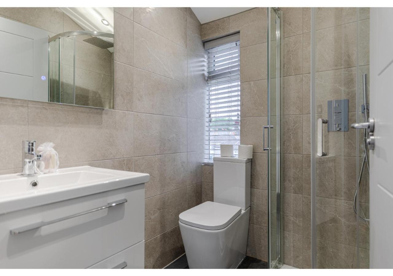 Cozy And Stylish 2 Bedroom Flat In Greater London Exterior foto